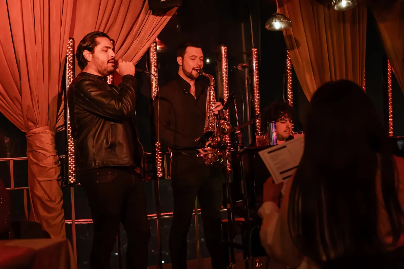Cantante y saxofonista en vivo en Nuberu