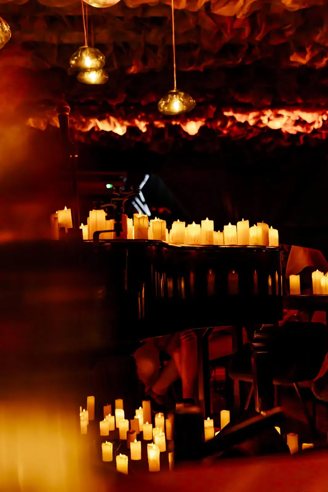 El piano de cola de Nuberu cubierto de velas