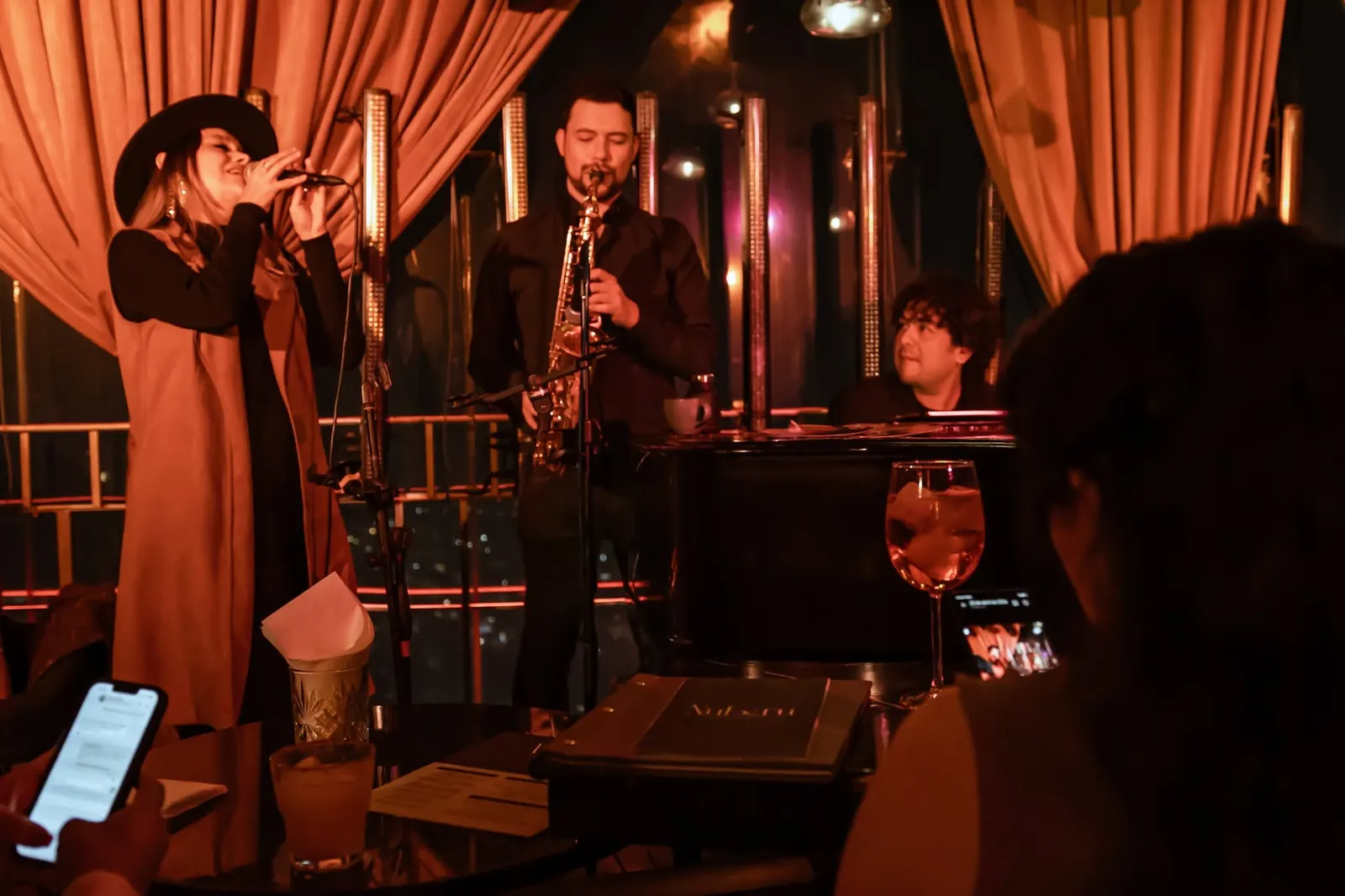 Show de piano y sax visto desde una mesa